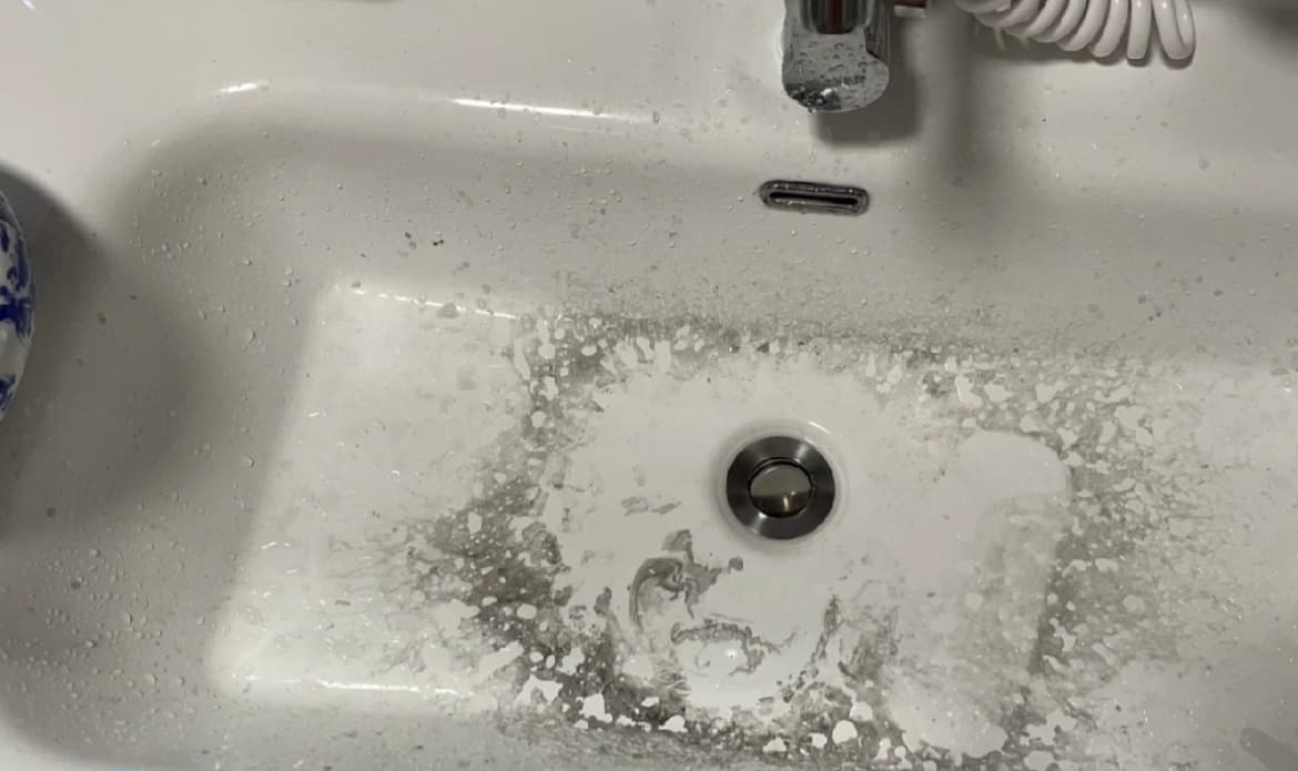 The sink gets dirty every time after cleaning
