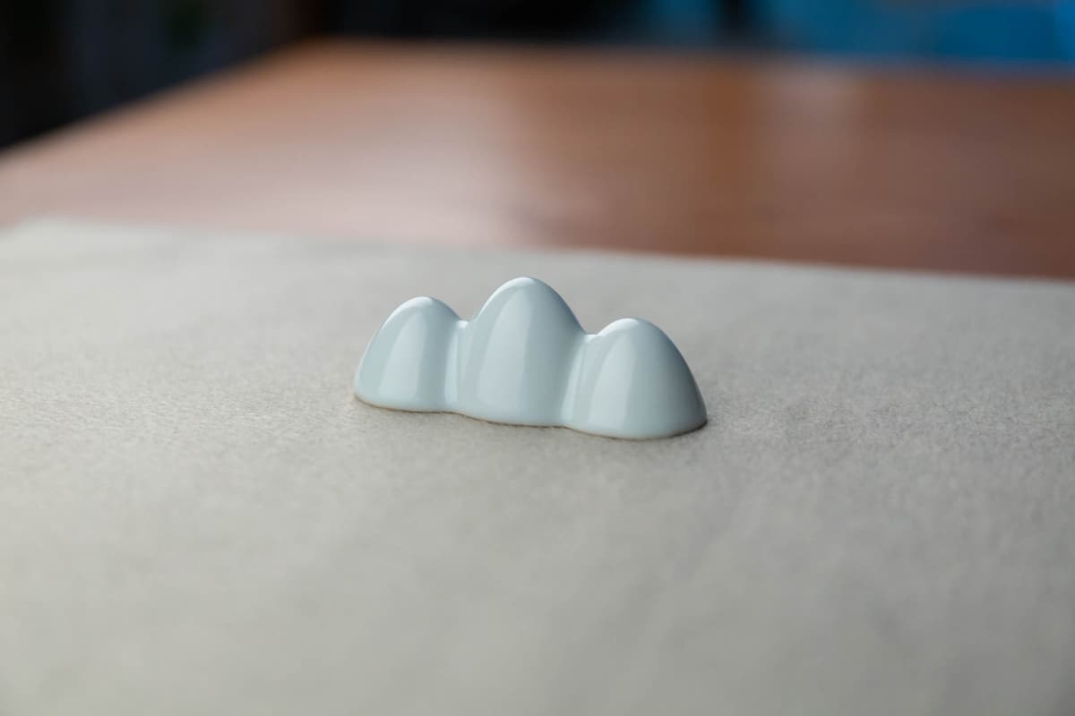 Resting-style brush rest - brush stand