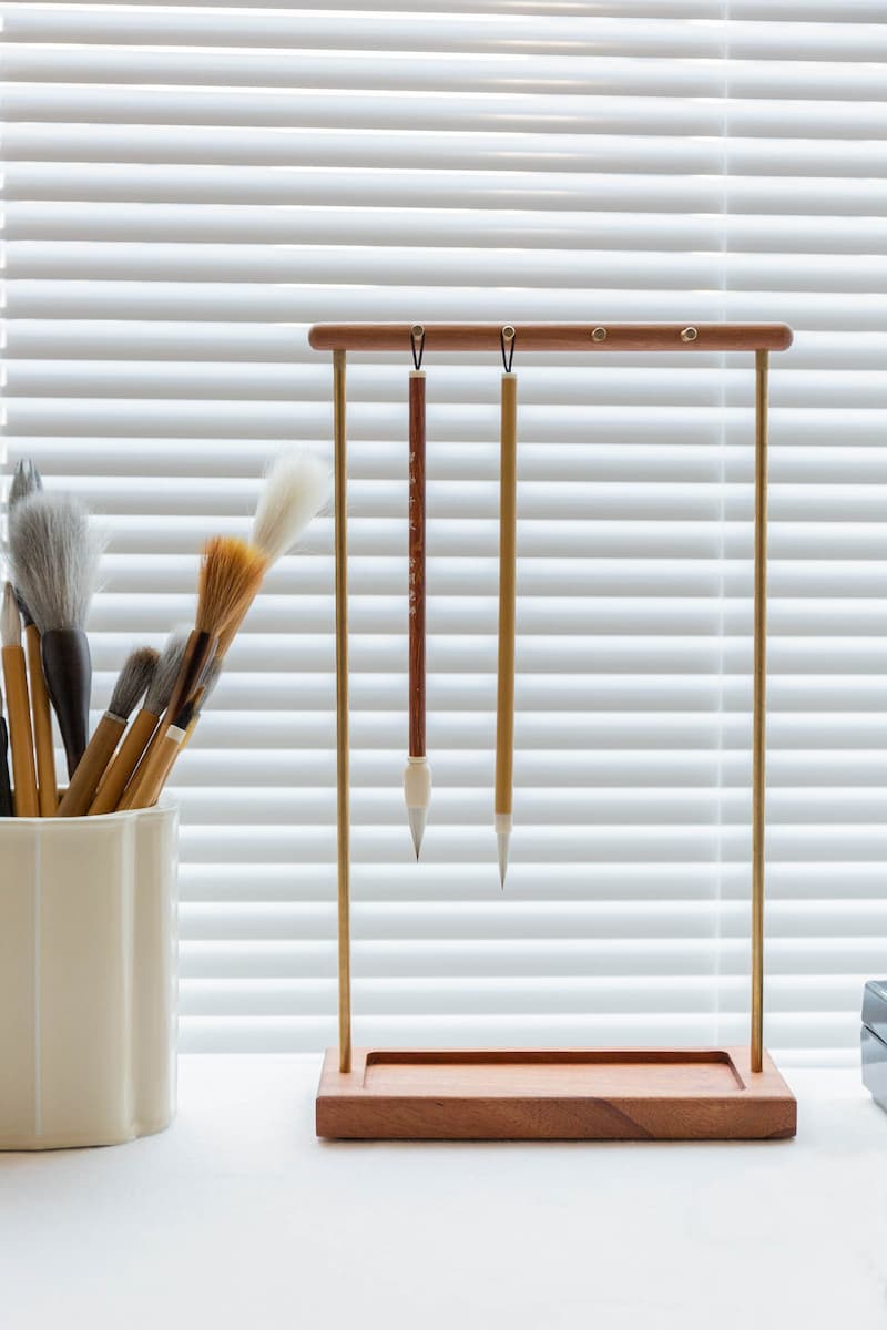Hanging-style brush rest - brush hanger