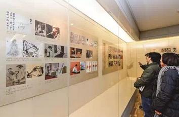 Visitors viewing the "Evolution of Brush-Holding Methods - Historical Brush-Holding Images Exhibition" on the first floor of the Nanjing Museum Art Gallery.