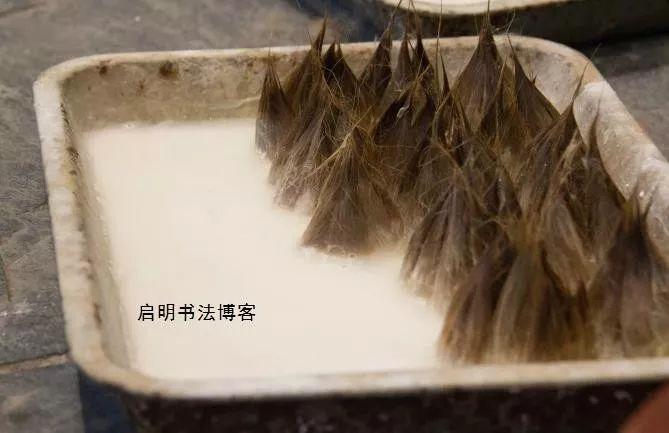 This is a photo that Qi Ming took of the hair material degreasing process.