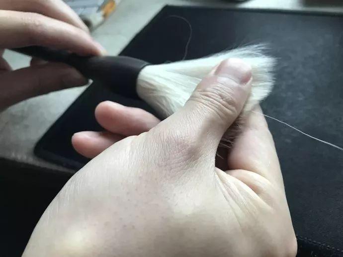 For a freshly opened Chinese brush, you can also use your fingers to remove loose bristles. 