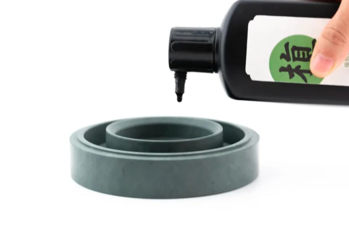 The hotpot inkstone uses only the inner circle to hold ink.