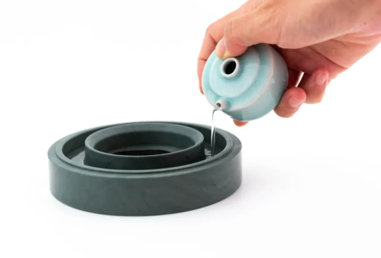 This invention is completely based on the logic of using liquid ink, not the traditional logic of grinding ink sticks to get ink.