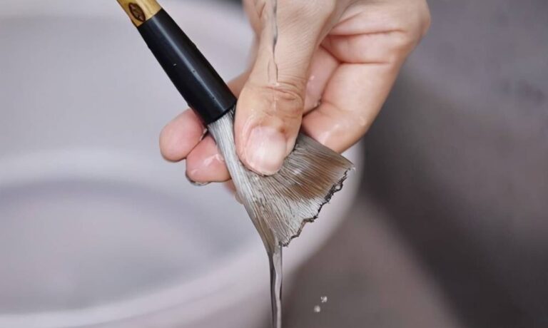 How Does Professor Huang Jian Clean Chinese Brushes?